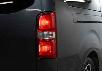 Подержанный автомобиль Peugeot Traveller 2021 года (19 фото)