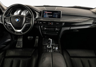 Подержанный автомобиль BMW X5 2017 года (12 фото)