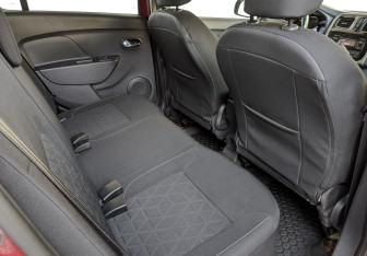 Подержанный автомобиль Renault Sandero 2016 года (17 фото)