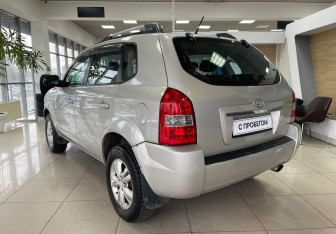 Подержанный автомобиль Hyundai Tucson 2008 года (7 фото)