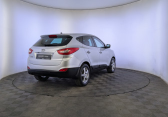 Подержанный автомобиль Hyundai ix35 2015 года (5 фото)