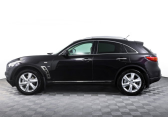 Подержанный автомобиль Infiniti QX70 2015 года (8 фото)