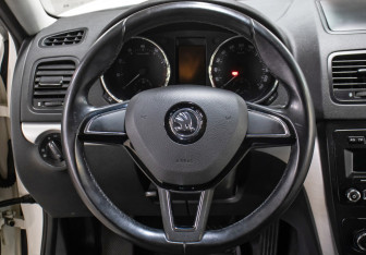 Подержанный автомобиль Skoda Yeti 2014 года (17 фото)