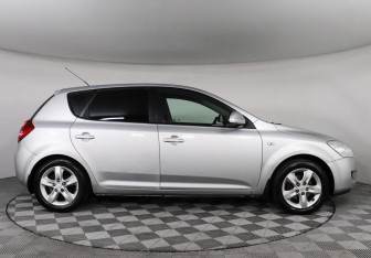 Подержанный автомобиль Kia Ceed Hatchback 2009 года (4 фото)