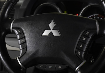 Подержанный автомобиль Mitsubishi Pajero 2012 года (14 фото)