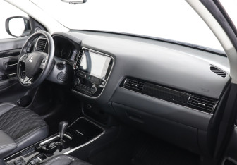 Подержанный автомобиль Mitsubishi Outlander 2022 года (10 фото)