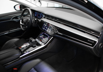 Подержанный автомобиль Audi A8 2018 года (29 фото)