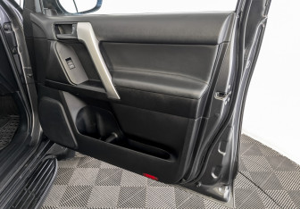 Подержанный автомобиль Toyota Land Cruiser Prado 2016 года (24 фото)