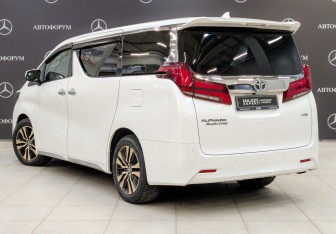 Подержанный автомобиль Toyota Alphard 2019 года (7 фото)