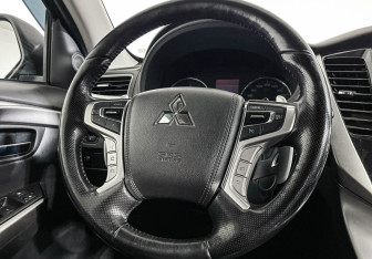 Подержанный автомобиль Mitsubishi Pajero Sport 2017 года (14 фото)