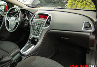Подержанный автомобиль Opel Astra Hatchback 2014 года (7 фото)