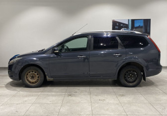 Подержанный автомобиль Ford Focus Wagon 2010 года (8 фото)