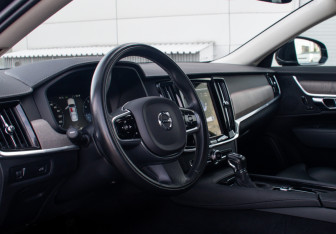 Подержанный автомобиль Volvo S90 2021 года (9 фото)
