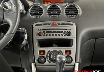 Подержанный автомобиль Peugeot 308 Hatchback 2010 года (14 фото)