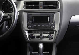 Подержанный автомобиль Volkswagen Jetta Sedan 2017 года (8 фото)