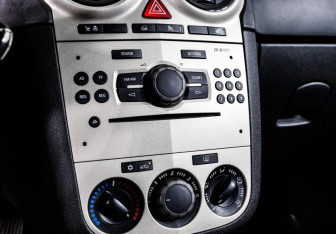 Подержанный автомобиль Opel Corsa 2008 года (14 фото)