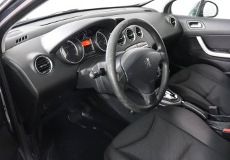 Подержанный автомобиль Peugeot 308 Hatchback 2009 года (9 фото)