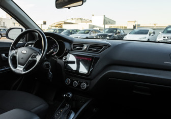 Подержанный автомобиль Kia Rio Hatchback 2016 года (14 фото)