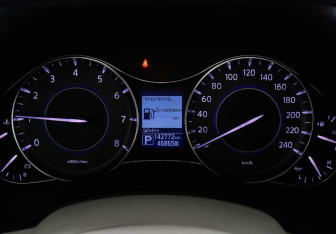 Подержанный автомобиль Infiniti QX80 2014 года (12 фото)