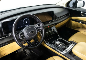 Подержанный автомобиль Kia Carnival 2020 года (7 фото)