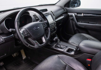 Подержанный автомобиль Kia Sorento 2015 года (9 фото)