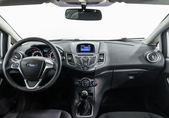Подержанный автомобиль Ford Fiesta Hatchback 2015 года (6 фото)
