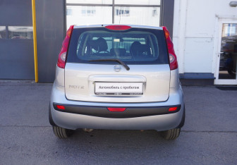 Подержанный автомобиль Nissan Note 2006 года (6 фото)