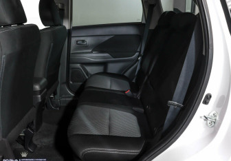 Подержанный автомобиль Mitsubishi Outlander 2016 года (10 фото)