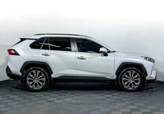 Подержанный автомобиль Toyota RAV4 2021 года (4 фото)
