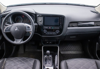 Подержанный автомобиль Mitsubishi Outlander 2022 года (13 фото)