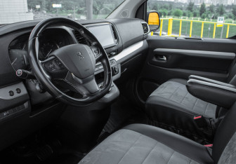 Подержанный автомобиль Peugeot Traveller 2022 года (12 фото)
