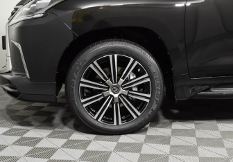 Подержанный автомобиль Lexus LX 2021 года (20 фото)