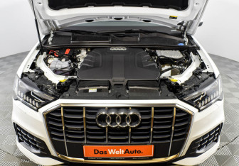 Подержанный автомобиль Audi Q7 2021 года (17 фото)