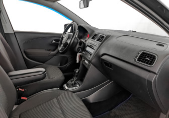 Подержанный автомобиль Volkswagen Polo Sedan 2012 года (13 фото)