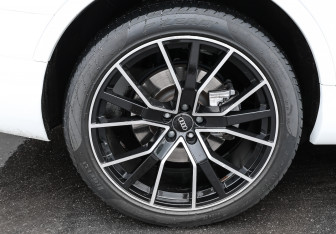 Подержанный автомобиль Audi Q7 2016 года (28 фото)