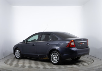 Подержанный автомобиль Ford Focus Sedan 2008 года (7 фото)