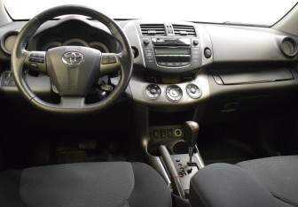 Подержанный автомобиль Toyota RAV4 2012 года (5 фото)