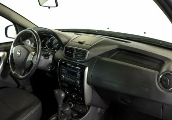 Подержанный автомобиль Nissan Terrano 2016 года (5 фото)