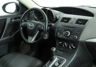 Подержанный автомобиль Mazda 3 Hatchback 2013 года (12 фото)