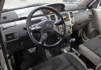 Подержанный автомобиль Nissan X-Trail 2005 года (16 фото)