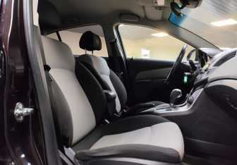Подержанный автомобиль Chevrolet Cruze Hatchback 2014 года (12 фото)