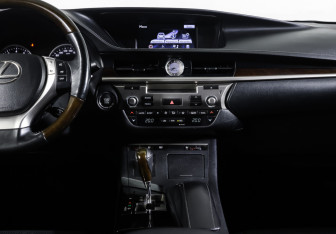 Подержанный автомобиль Lexus ES 2014 года (13 фото)