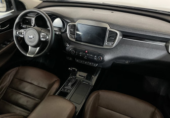 Подержанный автомобиль Kia Sorento 2016 года (9 фото)