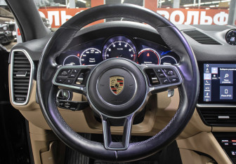 Подержанный автомобиль Porsche Cayenne 2019 года (17 фото)