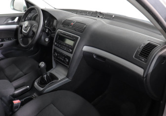Подержанный автомобиль Skoda Octavia Liftback 2012 года (10 фото)