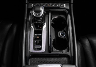 Подержанный автомобиль Hongqi H5 2023 года (16 фото)