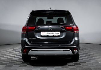 Подержанный автомобиль Mitsubishi Outlander 2021 года (6 фото)