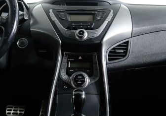 Подержанный автомобиль Hyundai Elantra Sedan 2012 года (10 фото)