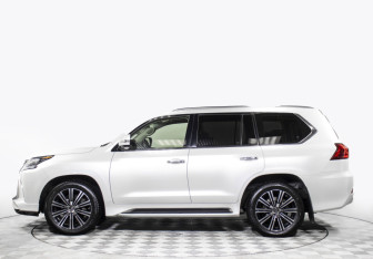 Подержанный автомобиль Lexus LX 2021 года (8 фото)