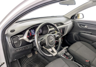 Подержанный автомобиль Kia Rio Hatchback 2021 года (16 фото)